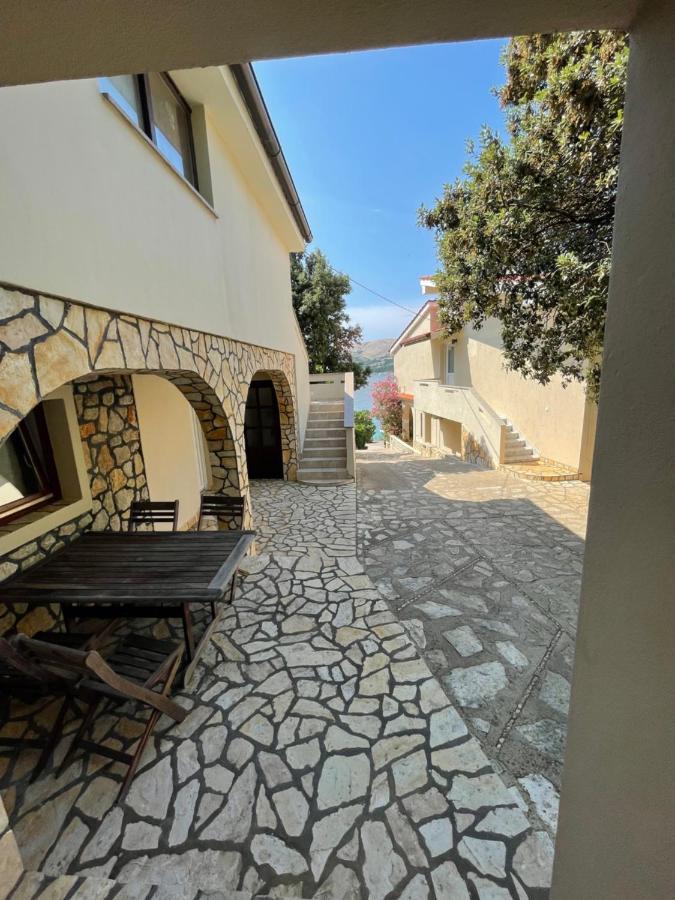 Apartment Victoria Stara Baška Екстериор снимка